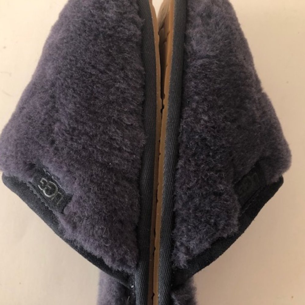 UGG Fluffette Navy Slipper. Size: 7, 12 - Picture 10 of 13